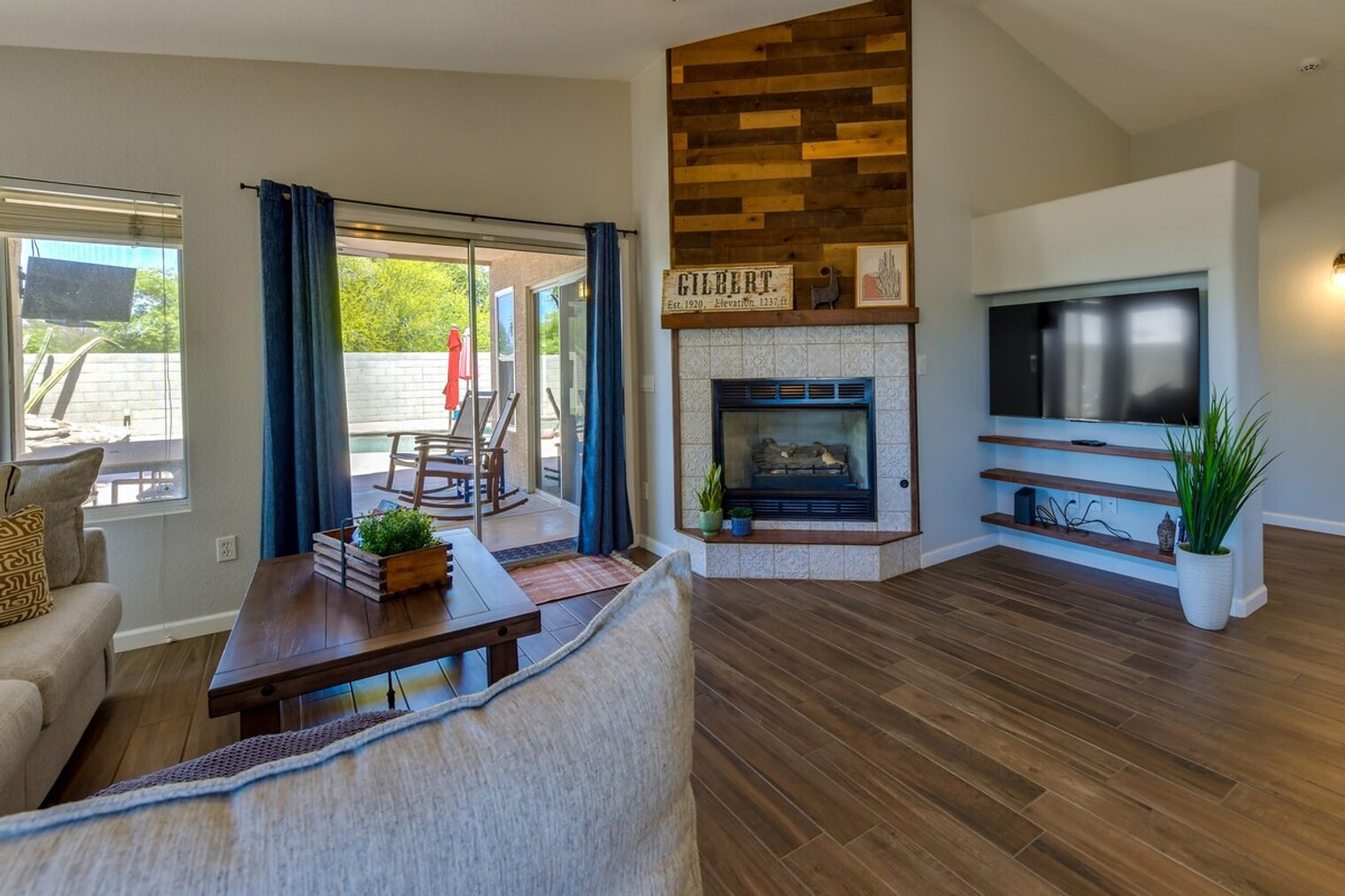 Building Photo - 2730 E Terrace Ave