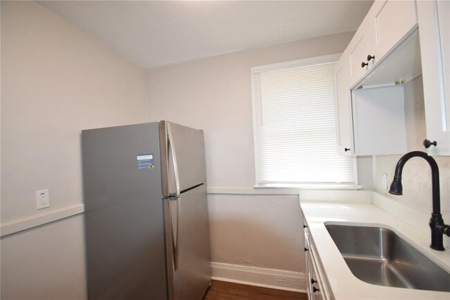Building Photo - 906 Vistabula St