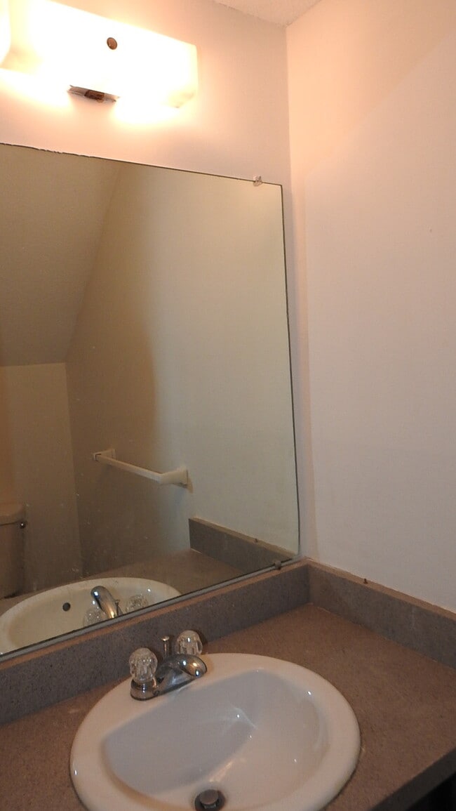 Building Photo - Rental Ready- Townhome in Raytown - 3bed 1...