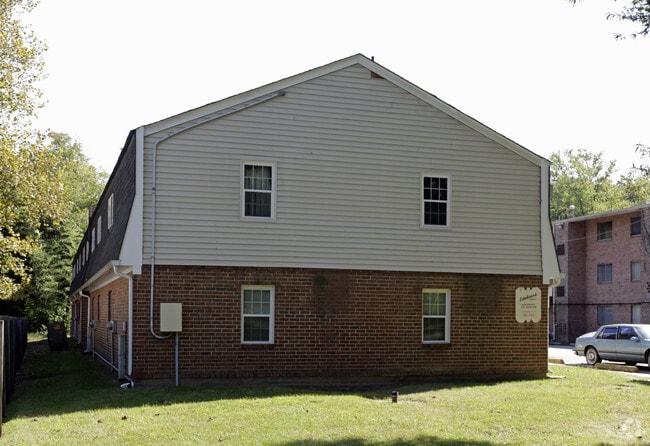 Building Photo - Estratbrook North