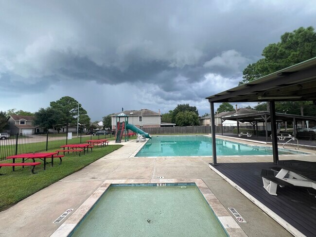 Building Photo - 19530 Sandy Woods Dr