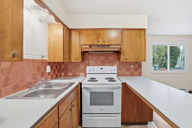 Building Photo - 1611 W 8th Ave