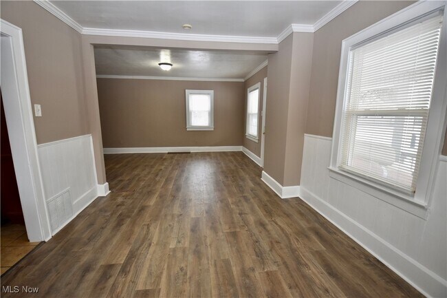 Building Photo - 583 Victoria Ave