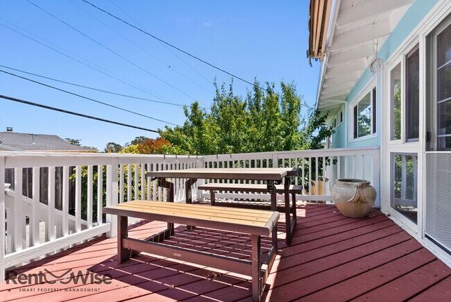Building Photo - 1120 Oakwood Dr