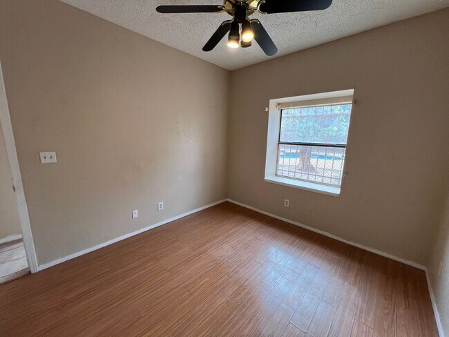 Building Photo - Incredible 4 bedroom, 2 1/2 bath home in East El Paso!!