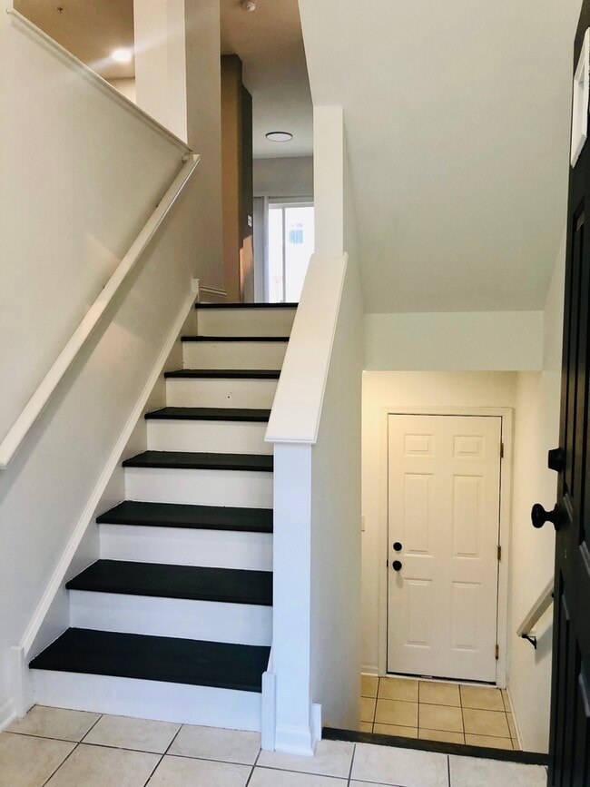 Building Photo - 164 Rosehall Dr