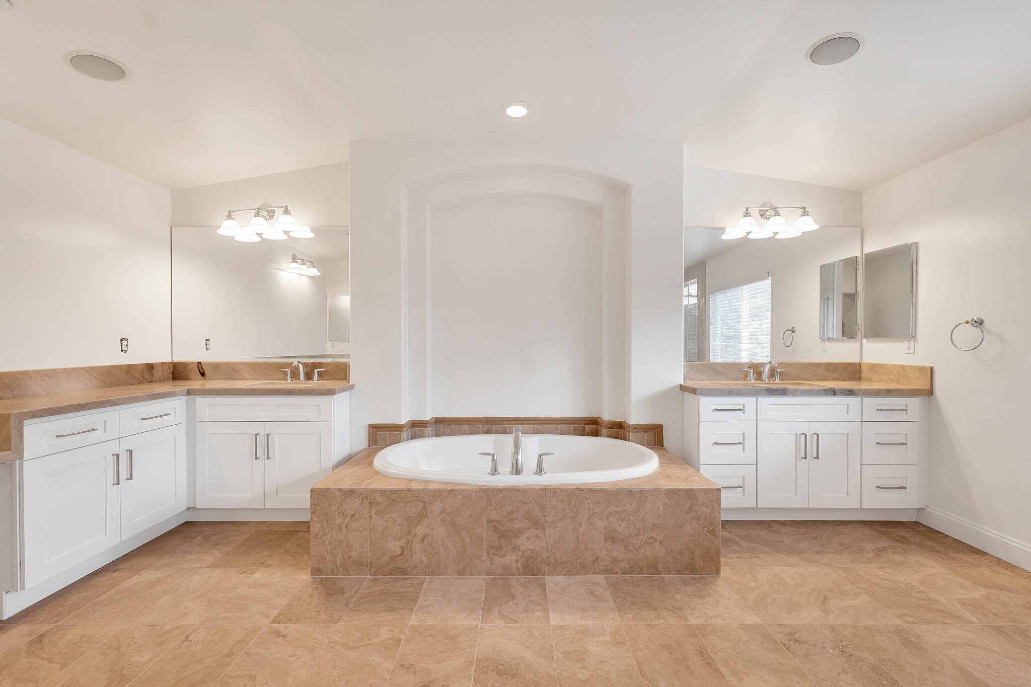 Primary En Suite Jetted Tub & Two Vanities - 12215 Delante Ct
