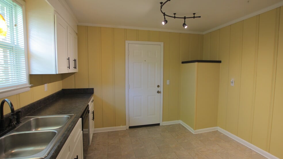 Kitchen - 2425 Chapel Avenue