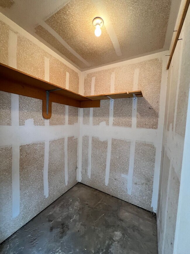 Building Photo - Riverside