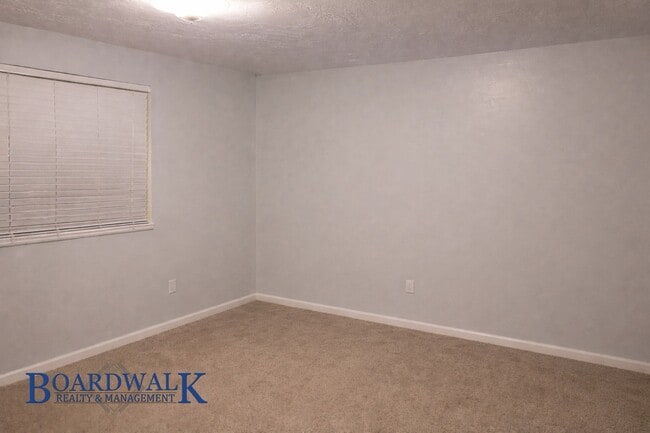 Building Photo - Beautiful 6 Bedroom Home in Sandy!