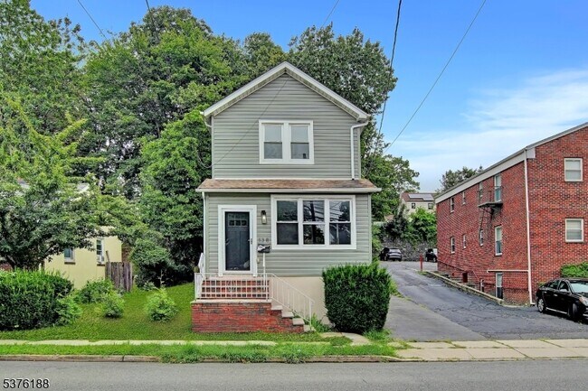 Primary Photo - 138 Bloomfield Ave