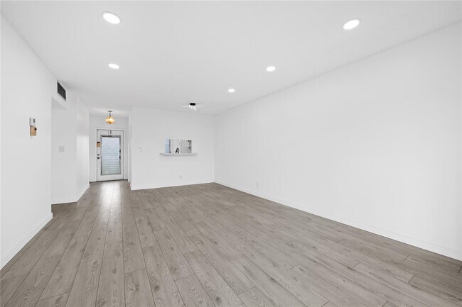 Building Photo - 5031 W Oakland Park Blvd