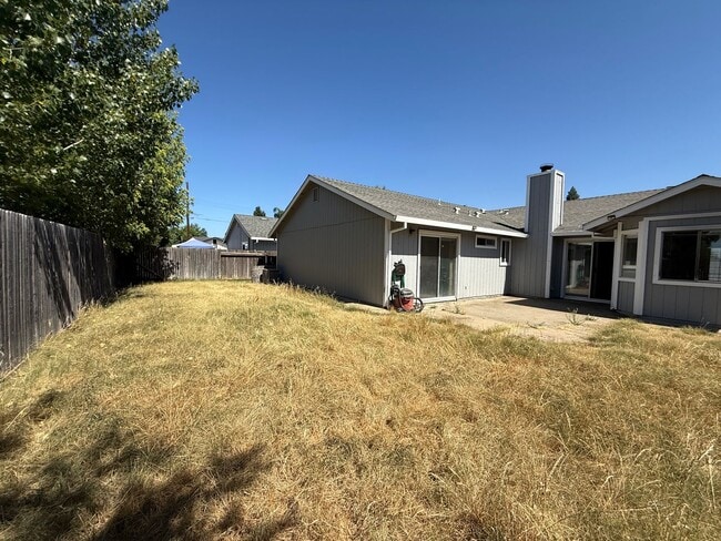 Building Photo - Spacious 4bed 2bath home in the Rio Linda/...