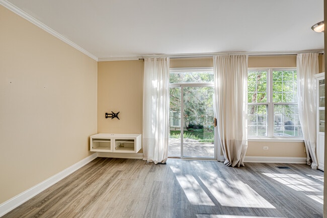 Building Photo - 2855 Vernal Ln