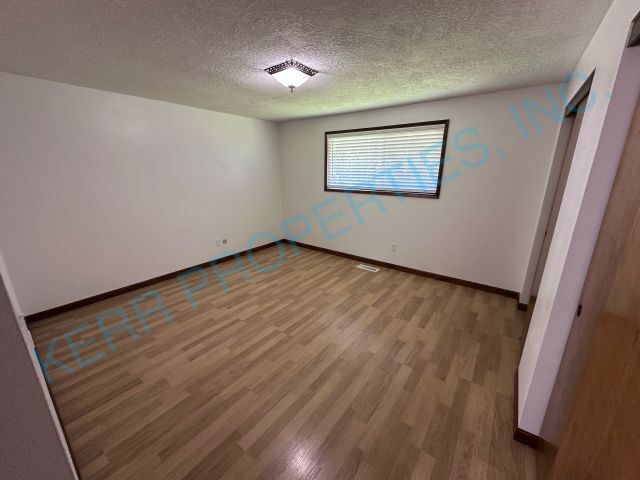 Building Photo - 18660 Roundtree Dr