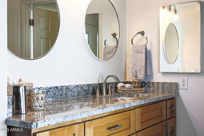 Building Photo - 421 Lila Cir