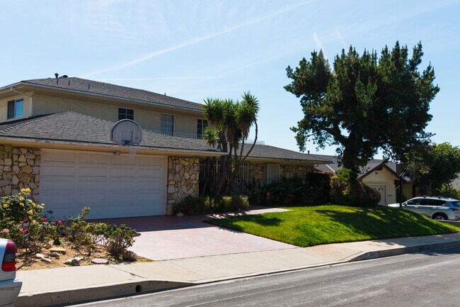 Primary Photo - Los Feliz/Hollywood Hills AMAZING 6 Bed/4 ...