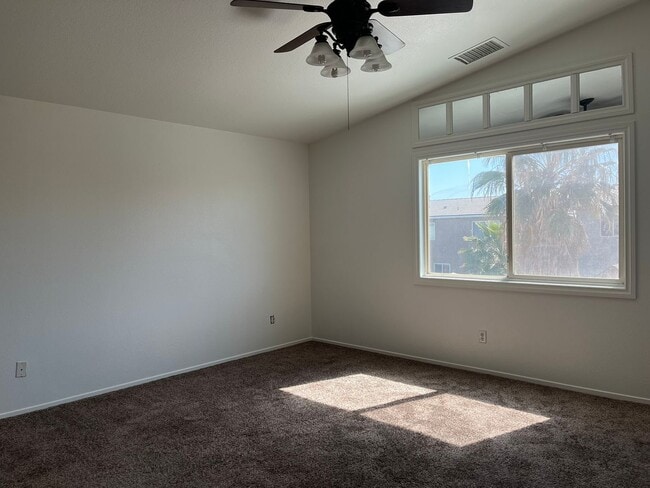 Building Photo - Spacious 5-bedroom, 3-bathroom home in Ade...