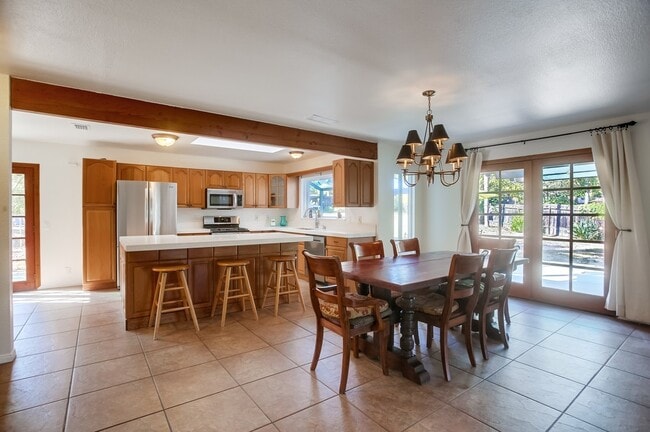 Building Photo - 543 Edna Way