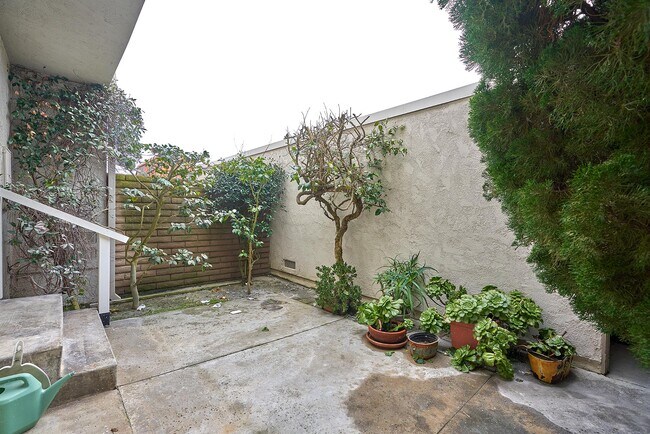 Building Photo - 28026 Ridgecove Ct N