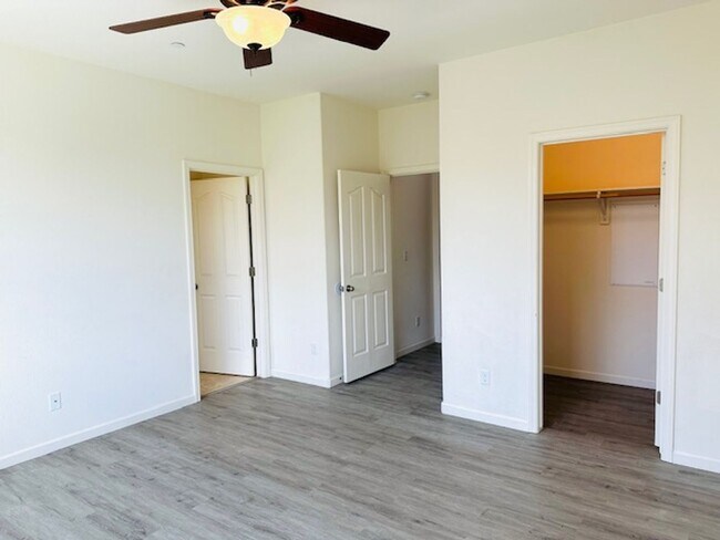Building Photo - $2,250 Locan & Ashlan, 3 Bedroom - E. Giav...