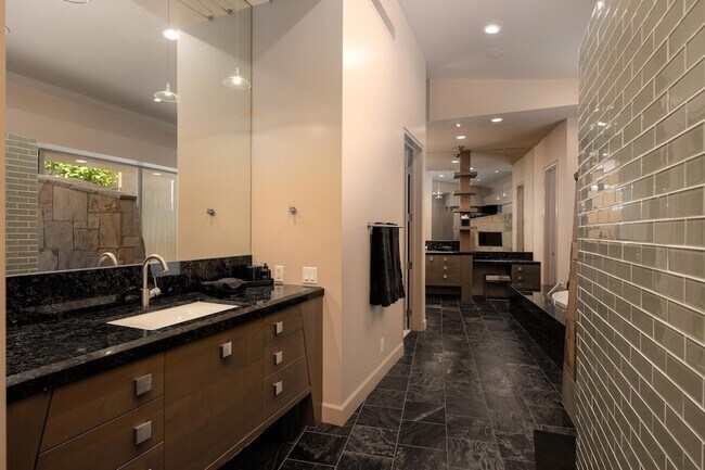 Building Photo - 9 Rockcrest