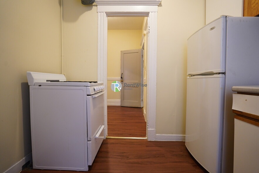 Building Photo - 161 Kelton St