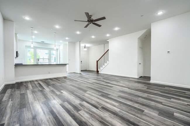 Building Photo - 4 Bed 3 Bath Luxurious Townhome in Frisco!