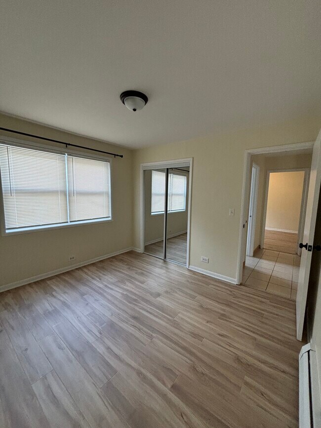 Building Photo - 1432 W Rosemont Ave