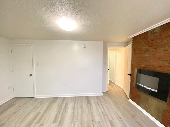 Building Photo - Modern 2 Bed/2 Bath in South Side Slopes- Available July 1st