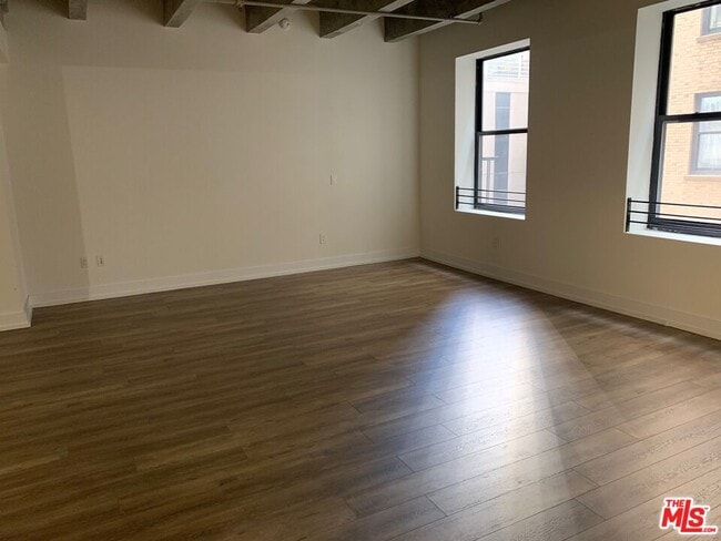 Building Photo - 727 W 7th St