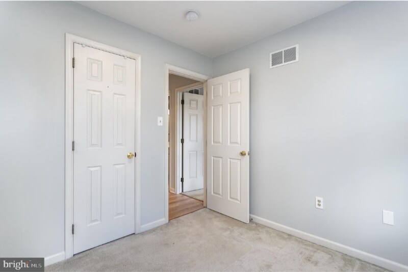 Building Photo - 330 Charles Cir