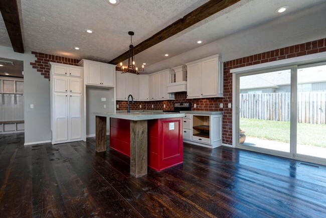 Building Photo - Republic Schools - Gorgeous 3 Bed 2 Bath 3...