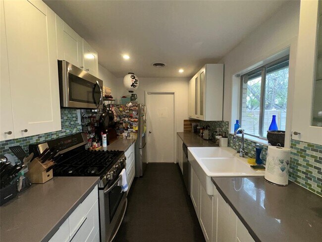 Building Photo - 1908 Pompton Dr