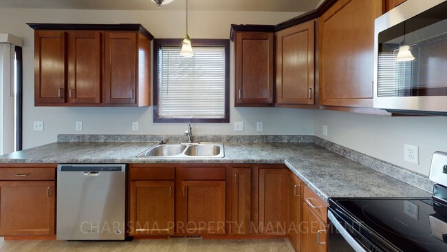 Building Photo - UPPER UNIT 2 BD, 1 BA, INDIVIDUAL ENTRANCE...