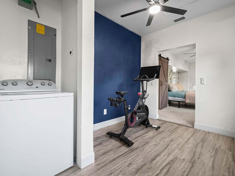 Building Photo - 4211 Lakeview Dr