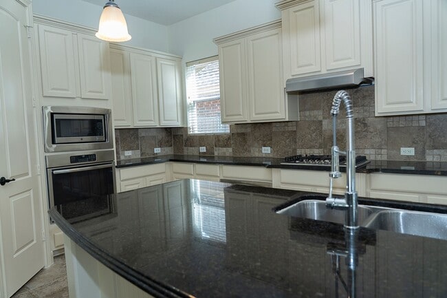 Building Photo - 9230 Hernshead Ln