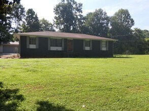 Building Photo - Hard to Find Rancher in Oak Ridge with 2 car garage