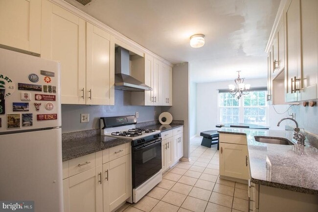Building Photo - 15 Andover Cir