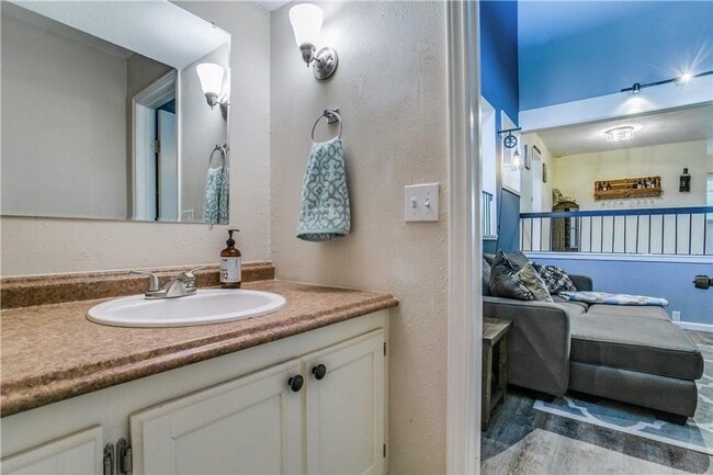 Building Photo - Beautifully Crafted 2/2.5/2 Town Home in Euless!