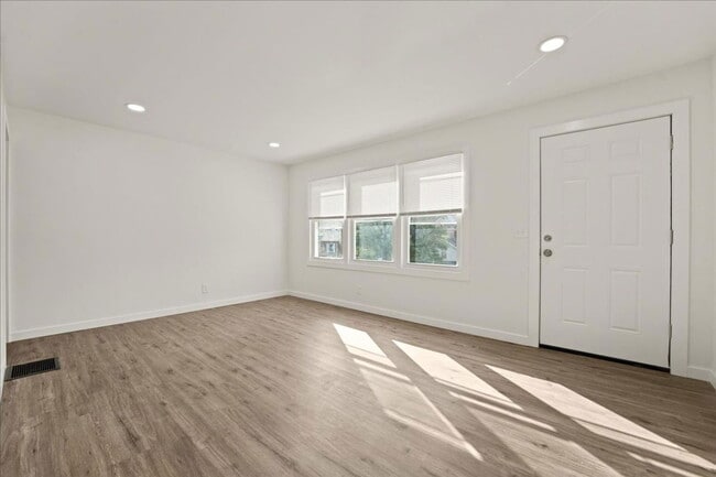 Building Photo - 3068 Worthington Ave