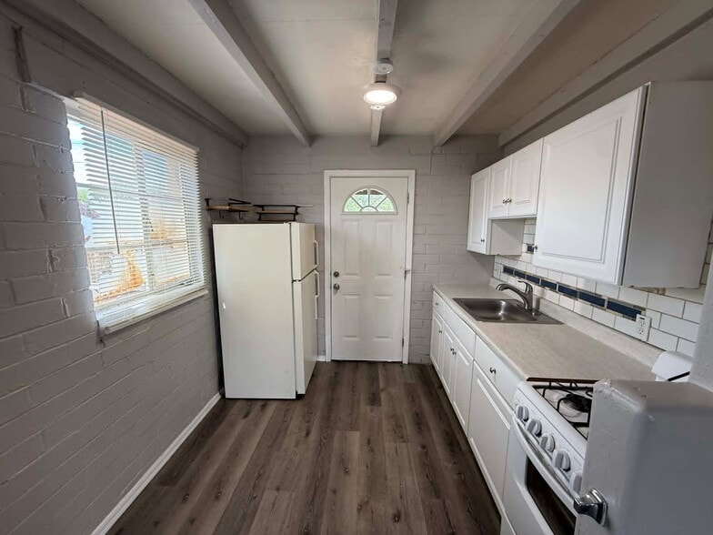 Building Photo - 827 N Columbus Blvd