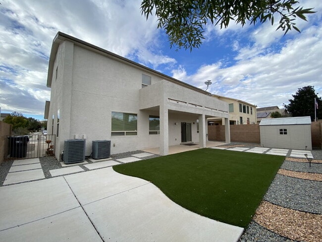 Building Photo - Large 5BR/2Story w/Balcony - Northern Meadows