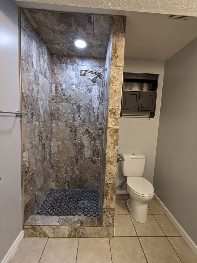 Building Photo - $1,800 Rent Credit! Spacious 5-Bed Clearfield Home with Garage & Fenced Yard