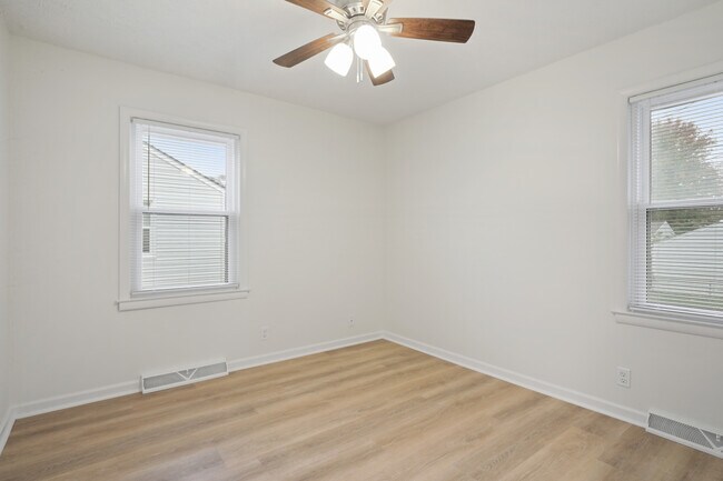 Building Photo - 1003 E Hopkins Dr