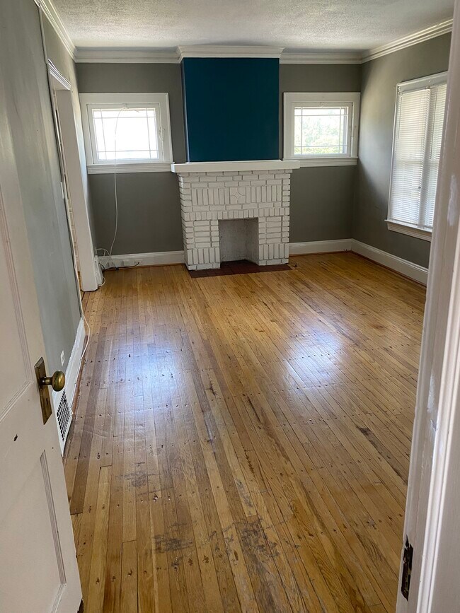 Entrance from front stairs. - 2114 Wascana Ave