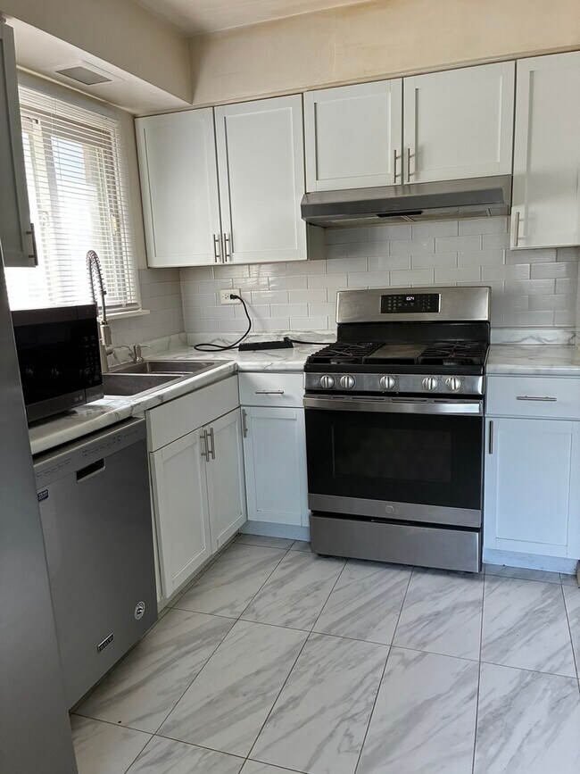 Building Photo - 1142 Brighton Pl
