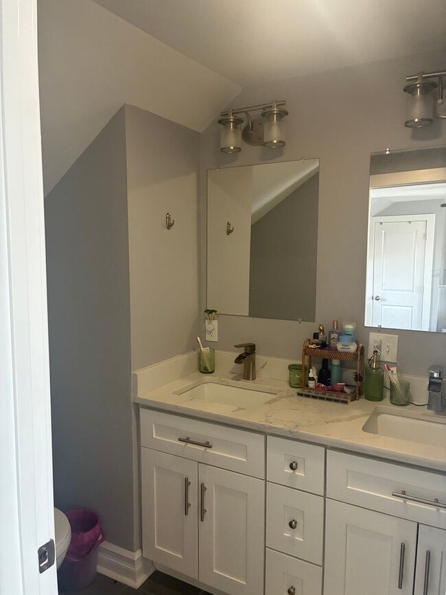 Building Photo - 4 BED 3.5 BATH RENOVATED HOUSE WITH AC LAUNDRY OUTDOOR SPACE!