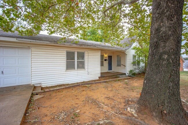 Building Photo - 1020 E Hurd St