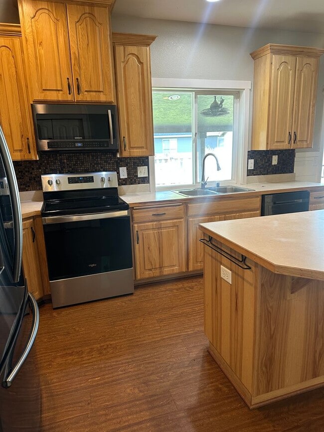 Building Photo - Extra Large Home For Rent, 4 Bedrooms! NEW...